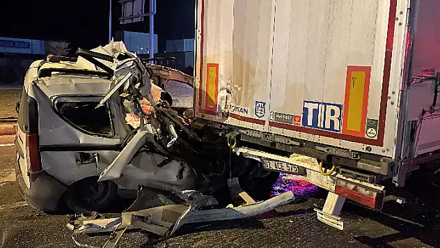 Aksaray'da hafif ticari araçla tırın çarpışması sonucu bir kişi öldü
