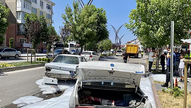 Aksaray'da hafriyat kamyonu otomobile çarptı