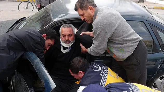 Aksaray'da iki otomobil çarpıştı