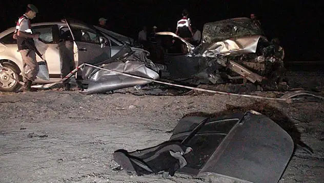 Aksaray'da iki otomobil çarpıştı: 3 ölü, 4 yaralı