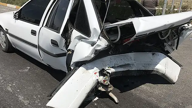 Aksaray'da iki otomobil çarpıştı: 8 yaralı