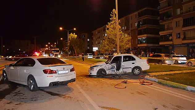 Aksaray'da iki otomobilin çarpıştığı kazadan sonra sürücülerden biri kaçtı: 1 yaralı

