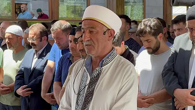 Aksaray'da imam babanın hafız oğlunun tabutu başında en acı görevi