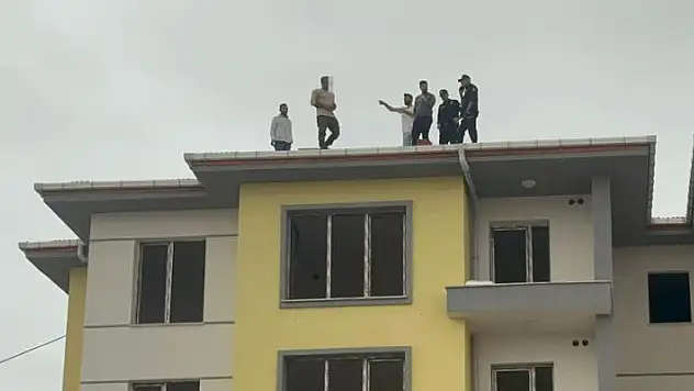 Aksaray'da inşaat işçisi çatıdan atlamak istedi
