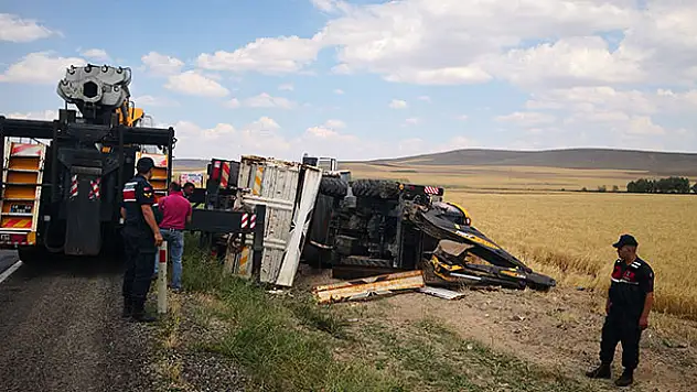 Aksaray'da iş makinesi yüklü kamyon devrildi: 1 yaralı