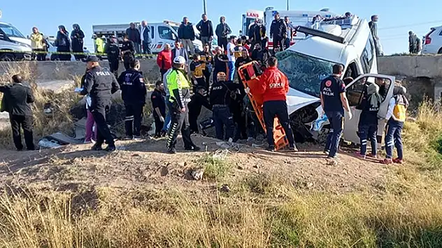 Aksaray'da işçi servisiyle kamyonet çarpıştı: 2 ölü 15 yaralı
