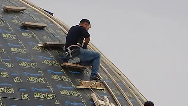 Aksaray'da işçiler inşaatta cambaz gibi çalışıp yürekleri ağza getirdiler
