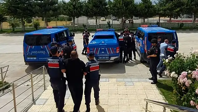 Aksaray'da jandarma 12 aranan şahsı yakalayarak adalete teslim etti
