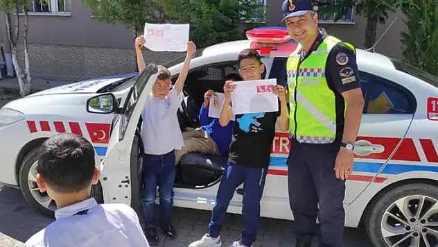 Aksaray'da jandarma öğrencilerin karne heyecanına ortak oldu