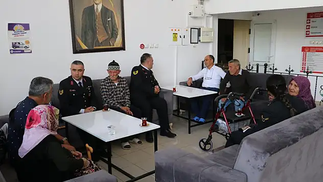 Aksaray'da jandarmadan huzurevine bayram ziyareti
