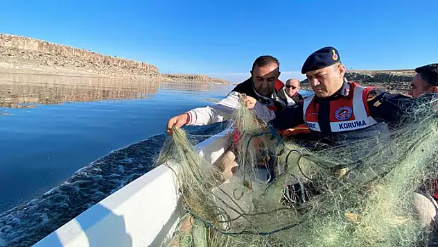 Aksaray'da jandarmadan tekneyle kaçak av denetimi
