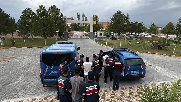 Aksaray'da jandarmadan uyuşturucu tacirlerine darbe: 3 kişi tutuklandı
