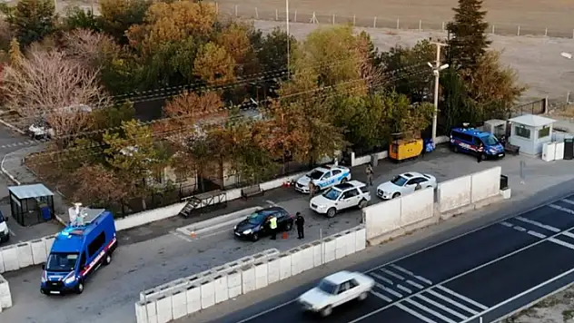 Aksaray'da jandarmanın şüphelendiği araçta uyuşturucu çıktı

