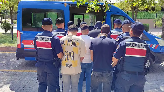 Aksaray'da kaçak kazı yapan 5 kişi suçüstü jandarmaya yakalandı
