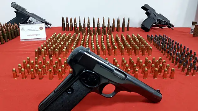 Aksaray'da kaçak silah ve uyuşturucu madde operasyonunda bir kişi tutuklandı

