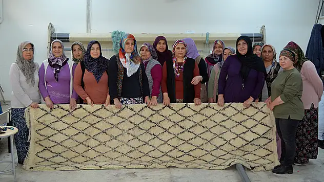 Aksaray'da kadınların dokuduğu Türk motifli halılar, yurt dışına ihraç ediliyor

