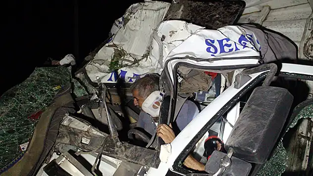 Aksaray'da kamyon ile otomobil çarpıştı: 8 yaralı