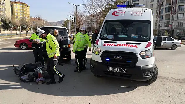 Aksaray'da kamyonetin çarptığı elektrikli bisikletteki anne ve kızı yaralandı
