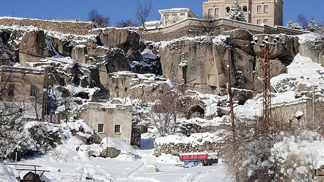 Aksaray'da kar kalınlığı 60 santime ulaştı