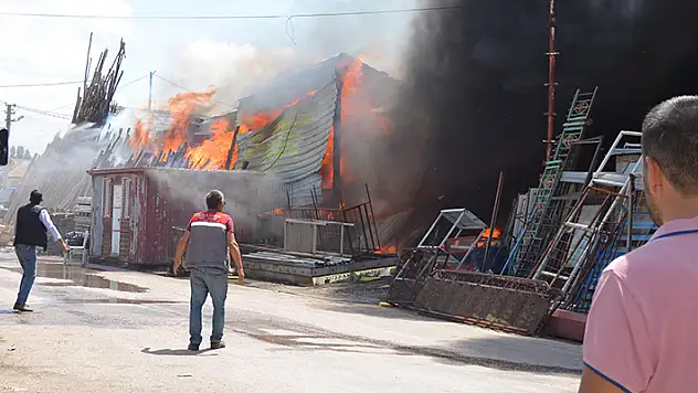 Aksaray'da kereste deposunda yangın alevler hurda deposuna da sıçradı

