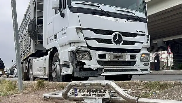 Aksaray'da kırmızı ışık ihlali yapan tır otomobile çarptı: 2 yaralı
