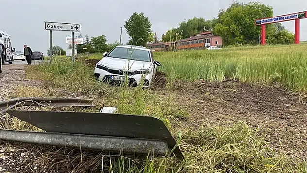 Aksaray'da kontrolden çıkan otomobil tarlaya düştü: 3 yaralı
