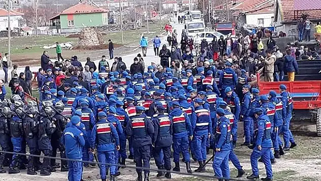 Aksaray'da köylüler yolu trafiğe kapattı