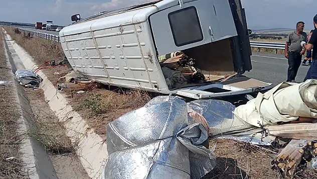 Aksaray'da lastiği patlayan minibüs, bariyere çarpıp devrildi sürücü öldü
