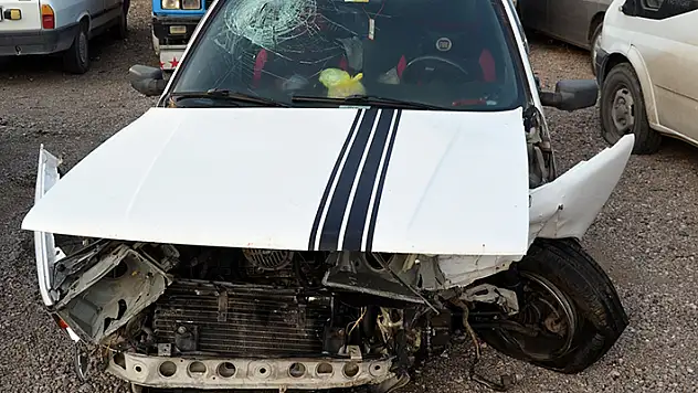 Aksaray'da lastiği patlayan otomobil bariyerlere çarptı: 6 yaralı

