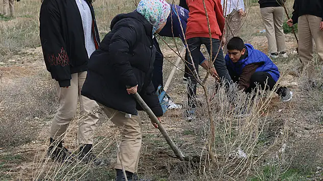 Aksaray'da lise öğrencileri 250 fidanı toprakla buluşturdu

