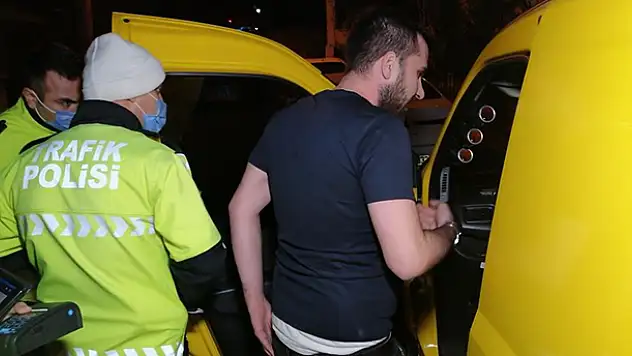 Aksaray'da maskesiz ve alkollü sürücü kaçarken dağılan arabasının sinirini polisten çıkarttı