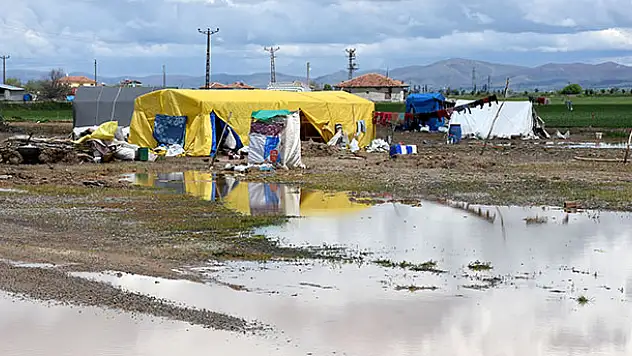 Aksaray'da mevsimlik işçilerin çadırları sular altında kaldı