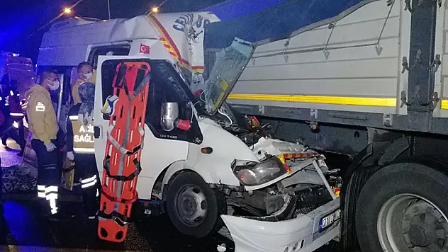 Aksaray'da mevsimlik tarım işçilerini taşıyan minibüs tıra arkadan çarptı: 2'si bebek 17 yaralı
