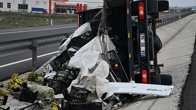 Aksaray'da meyve yüklü kamyonet devrildi: 1 yaralı