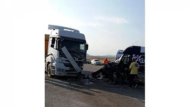 Aksaray'da minibüs park halindeki tıra çarptı: 1 ölü