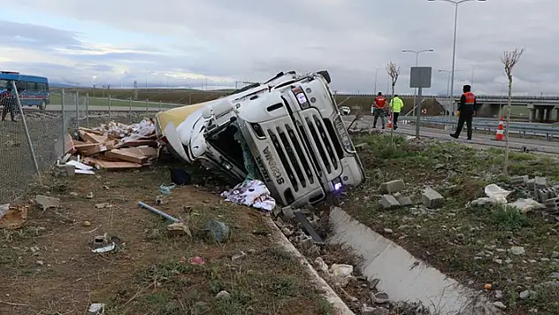 Aksaray'da mobilya malzemesi yüklü tır şarampole devrildi: 1 ölü
