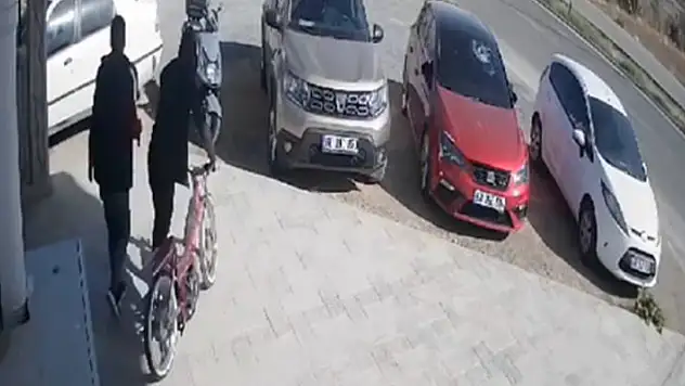 Aksaray'da motosiklet hırsızlığı güvenlik kamerasına yansıdı

