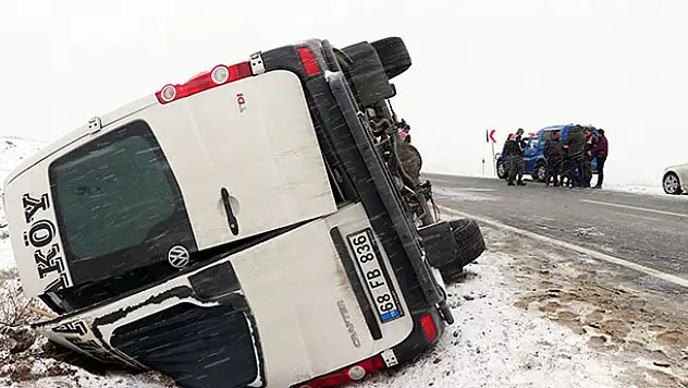 Aksaray'da Öğrenci Minibüsü Devrildi: 18 yaralı