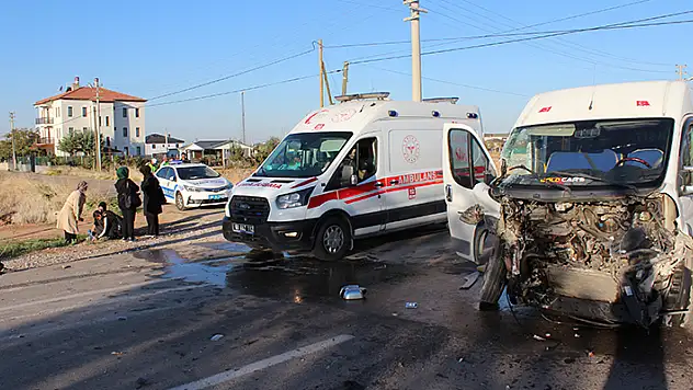 Aksaray'da öğrenci servisi ile tır çarpıştı :11 yaralı
