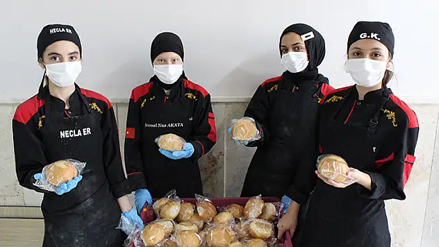 Aksaray'da öğrenciler, okuldaki fırın atölyesinde her gün 5 bin adet ekmek üretiyor
