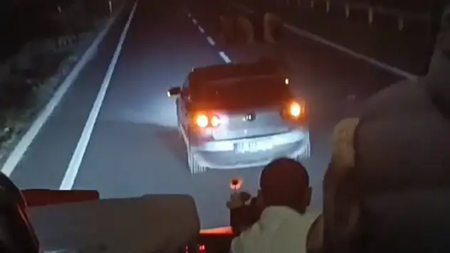 Aksaray'da önünü kestikleri yolcu otobüsünün camını kıran 2 kişi tutuklandı
