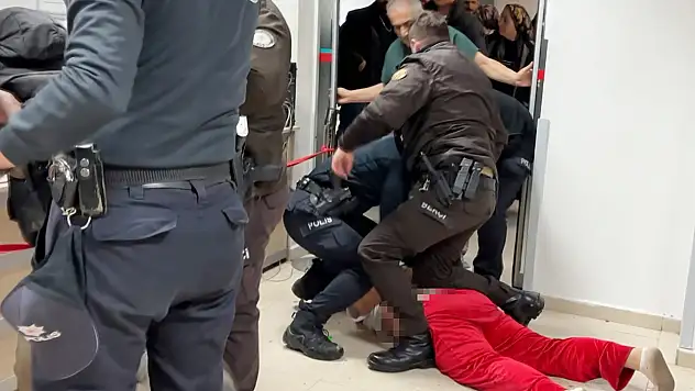 Aksaray'da ortalık karıştı! Oğlu annesinin sevgilisini bıçakladı, anne ise polis memurunu tokatladı