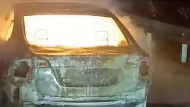 Aksaray'da otomobil alev alev yandı