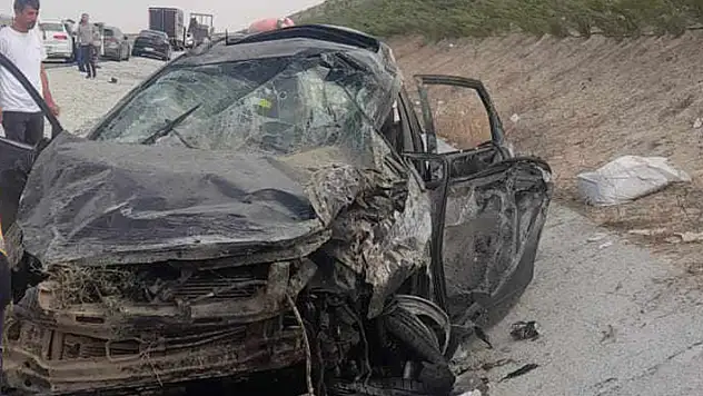 Aksaray'da otomobil, bariyerlere çarptı kayınvalide öldü, eşi ile gelini yaralı
