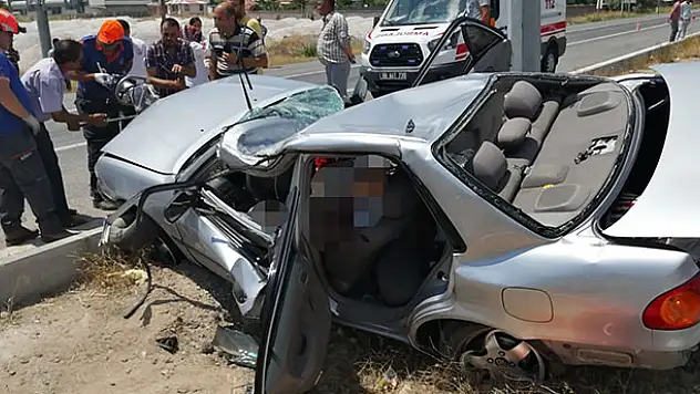 Aksaray'da otomobil direğe çarptı: 3 ölü