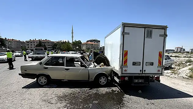 Aksaray'da otomobil ile kamyonetin çarpıştığı kazada 2 kişi yaralandı
