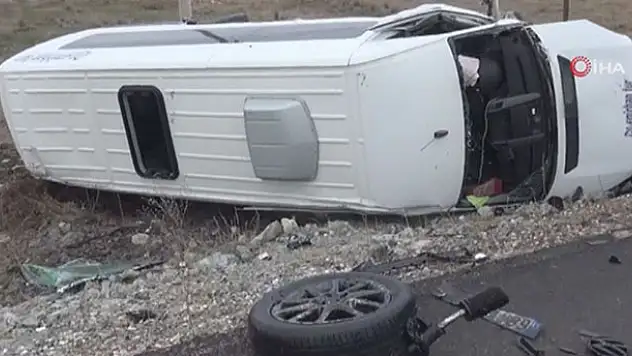Aksaray'da otomobil ile servis minibüsü çarpıştı: Çok sayıda yaralı var!