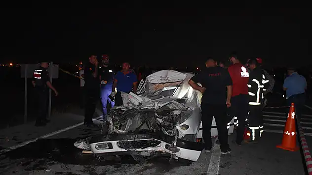 Aksaray'da otomobil, kamyonete arkadan çarptı: 1 ölü, 2 yaralı

