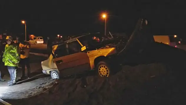 Aksaray'da otomobil kum yığınına çarptı: 1 ölü, 3 yaralı