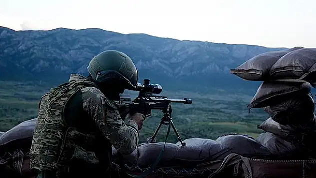 Aksaray'da otomobil önce elektrik panosuna sonra çöp konteynerine çarptı: 2 yaralı
